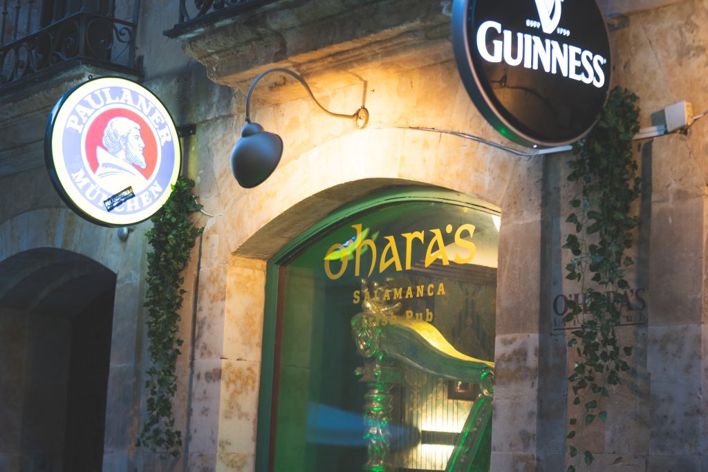 Fachada frontal de O'hara's Irish Pub Salamanca
